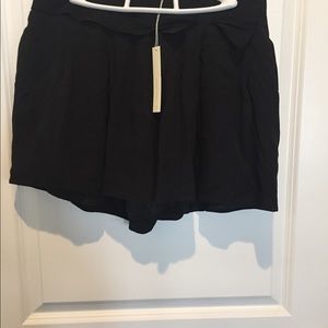 Pleated bow shorts